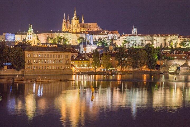Private Transfer from Passau to Prague with 2 Hours Sightseeing of Local Driver