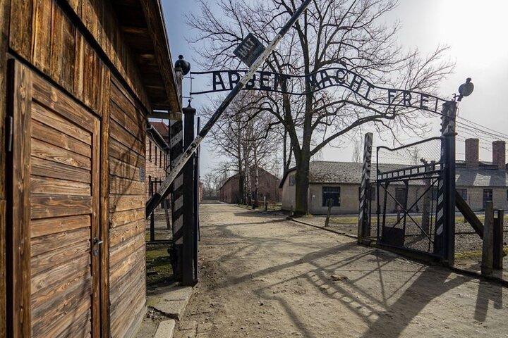 Auschwitz Birkenau Tour with Pickup and Lunch