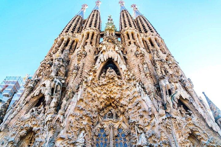 The Gaudí Tour (Small Group): Sagrada Familia & Park Guell 