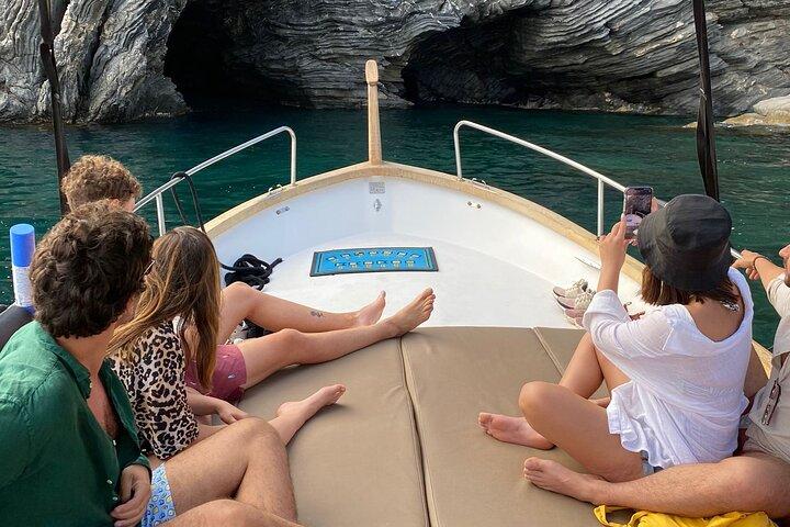 Relaxing Boat Tour with Aperitif in Cinque Terre