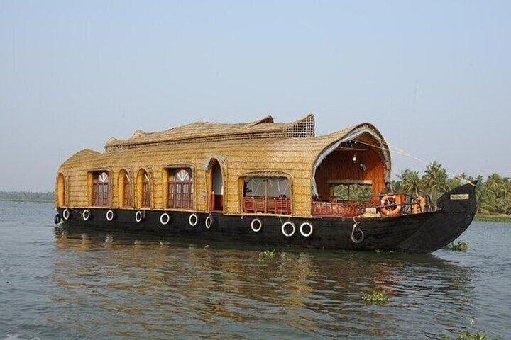 3 Nights 4 Days Munnar Alleppey Private Tour with Exclusive Houseboat Stay