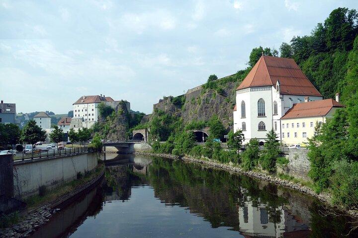 Private Transfer from Passau to Prague with 2 Hours of Sightseeing, Local Driver