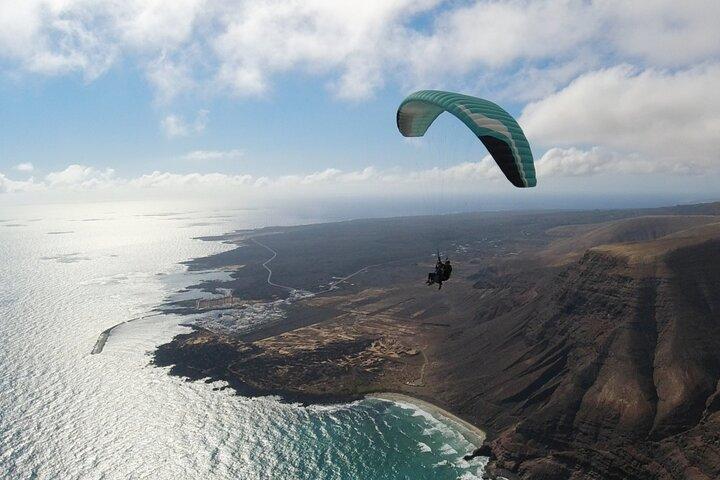 DISCOVERY FLIGHT tandem paragliding Lanzarote with pro pilot