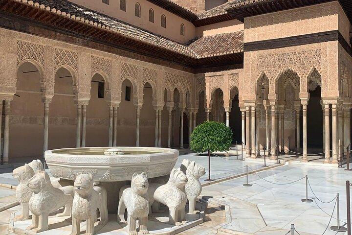 Alhambra: complete guided tour with Nasrid Palaces tickets