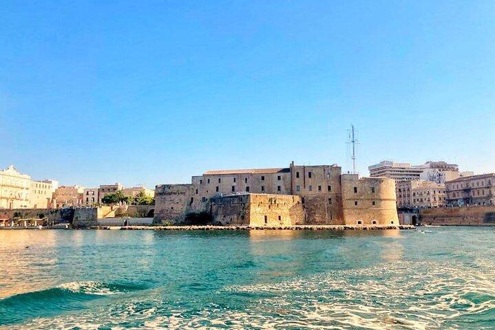 Walk on the island of Taranto