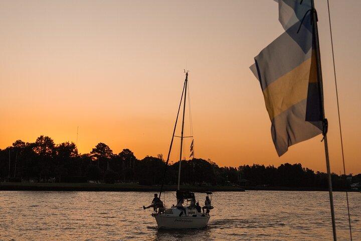 Sail along the Río de la Plata with a good wine and listening to Argentine tango