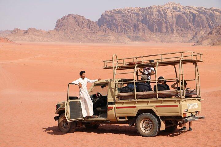 2 hours Jeep tour in Wadi Rum with Bedouin guide (incl. bottled water and tea)