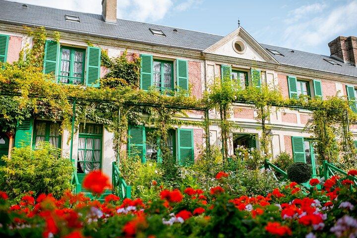Giverny's Monet House & Versailles Palace Day Trip from Paris