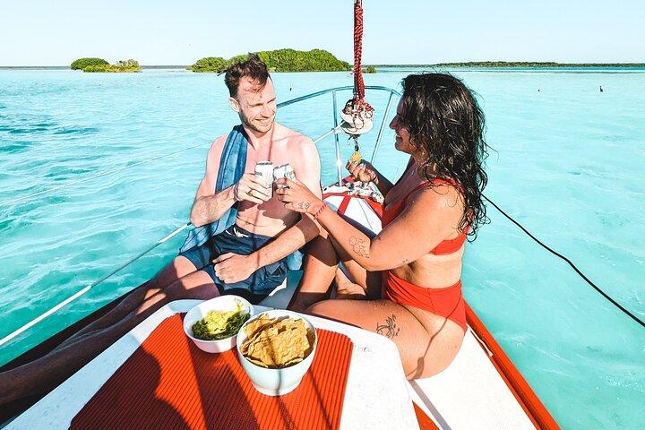 Explore Bacalar Lagoon in privacy and comfort. Ideal for couples and families.
