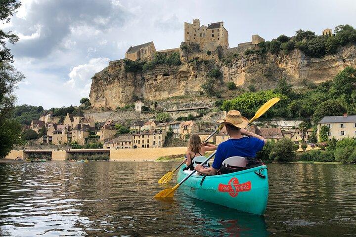 The valley of the Dordogne castles by canoe near Sarlat
