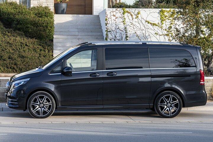 Private Transfer: Lyon Airport LYS to Lyon City in Luxury Van
