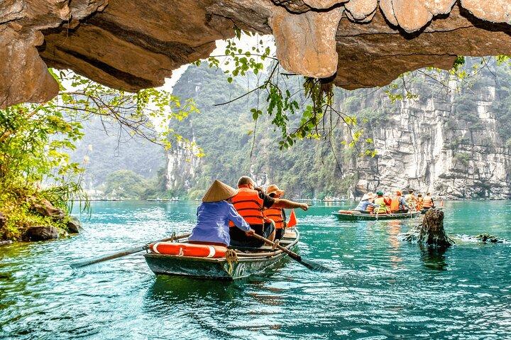 Highlight Ninh Binh Full Day Tour Tam Coc Boat, Mua Cave, Hoa Lu 