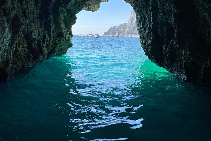 Private Tour of the Island of Capri by Boat and Visit to the Caves
