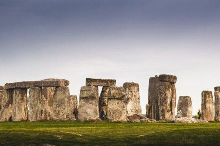 Stonehenge and Cotswold Villages Full-day Tour from Bristol