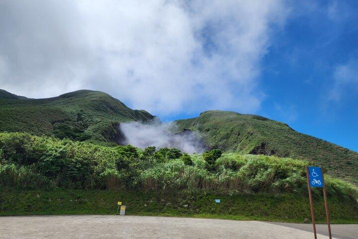 Yamingshan Volcano, Beitou Thermal Valley, Danshui Private Tour