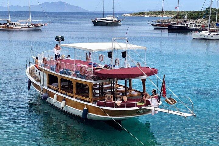 Pirate Boat Tour in Bodrum with BBQ Lunch & Fresh Fruit 