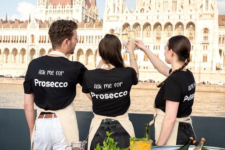 Budapest Evening Sightseeing Cruise and Unlimited Proseccos