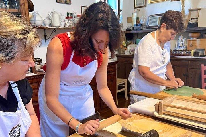 Italian cooking lesson and lunch in an Abruzzo farmhouse
