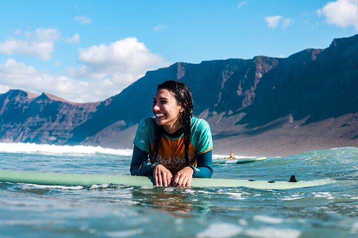 Surf Lesson for Beginners in Famara: Introduction in Surfing