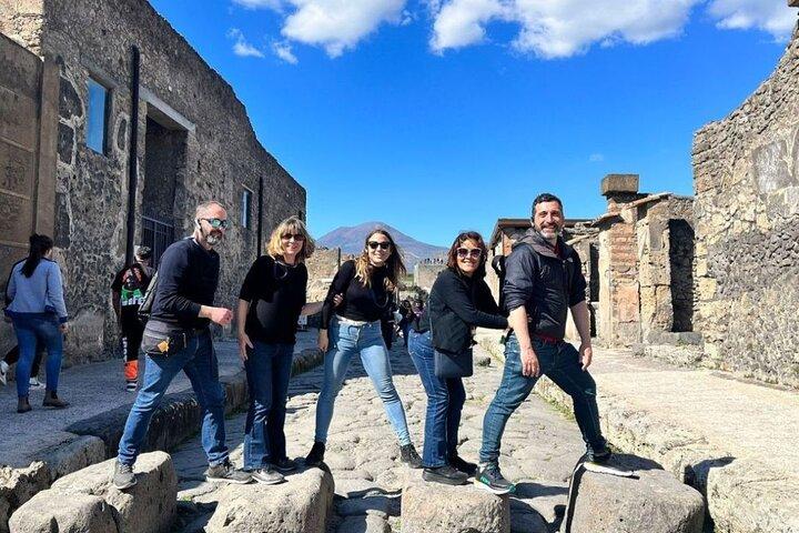 Rome to Pompeii Guided Tour with Wine & Lunch by High Speed Train