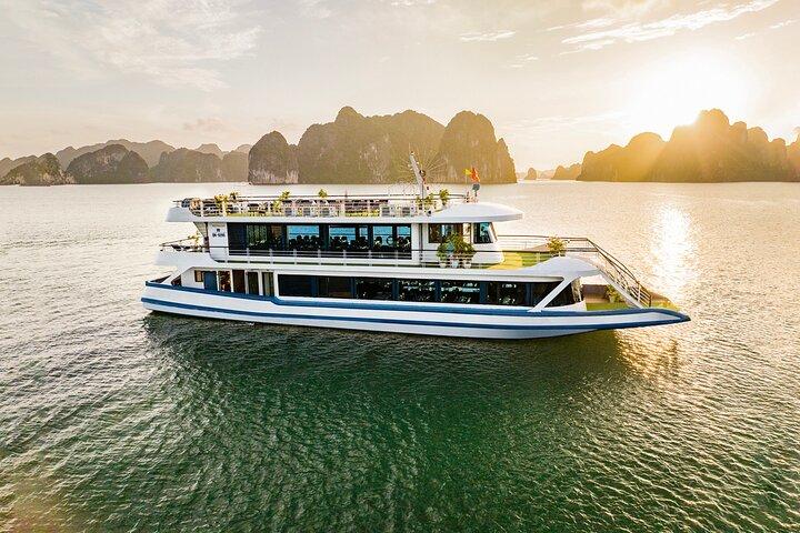 Halong bay Luxury Cruise Day Trip: Buffet lunch & Limousine bus