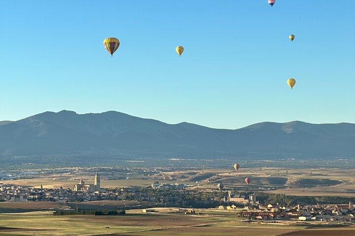 Balloon flight at sunrise in Segovia