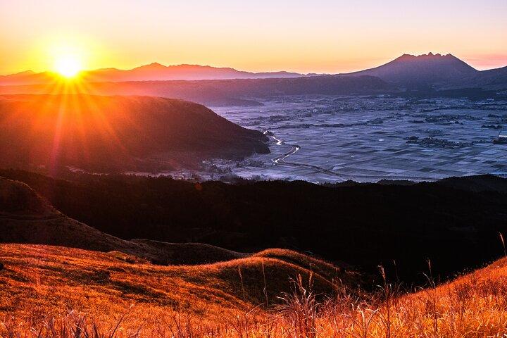View the sunrise and sea of ​​clouds over the Aso Caldera