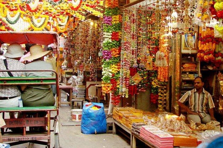 Private Half-Day Guided Shopping Tour with Transfer in Delhi