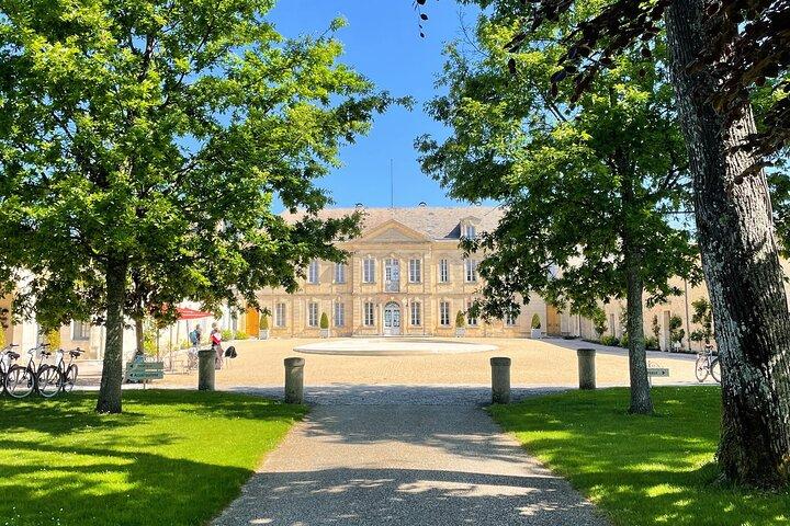 Medoc or St-Emilion Small-Group Wine Tasting and Chateaux Tour from Bordeaux