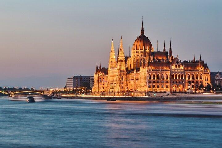 Prague to Budapest - Private Transfer with 2 hours of Sightseeing