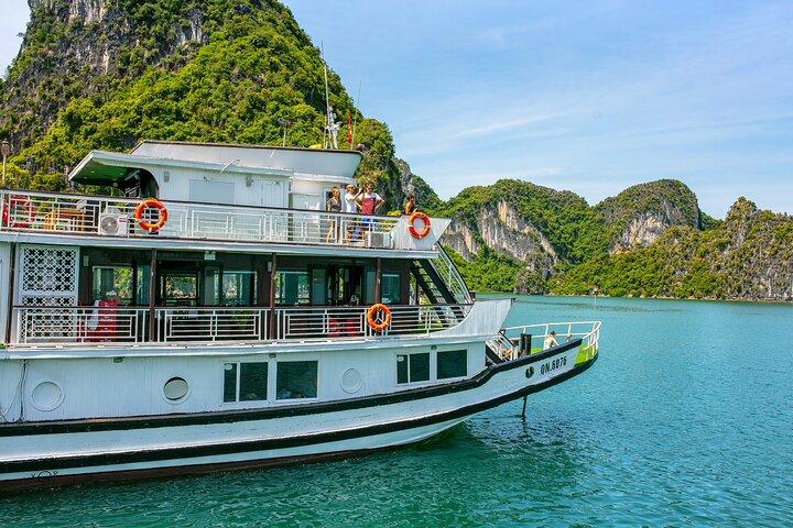 Halong Fantasea Cruises - 2 Days 1 Night Tour From Hanoi
