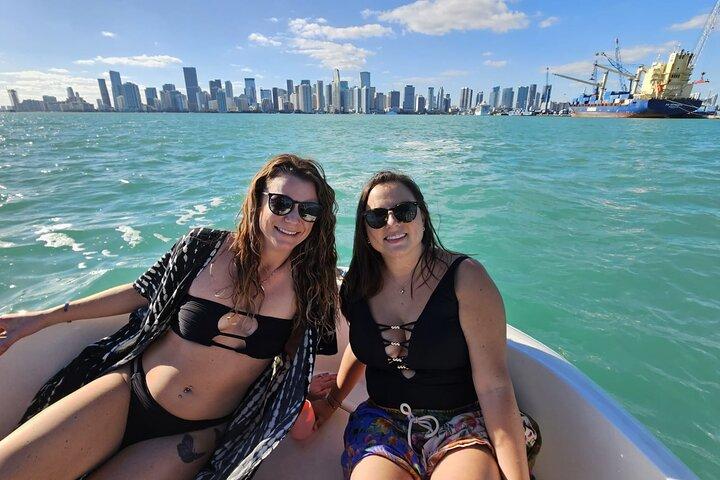 2 hrs Miami Private Boat Tour with Cooler, Ice, Bluetooth Stereo