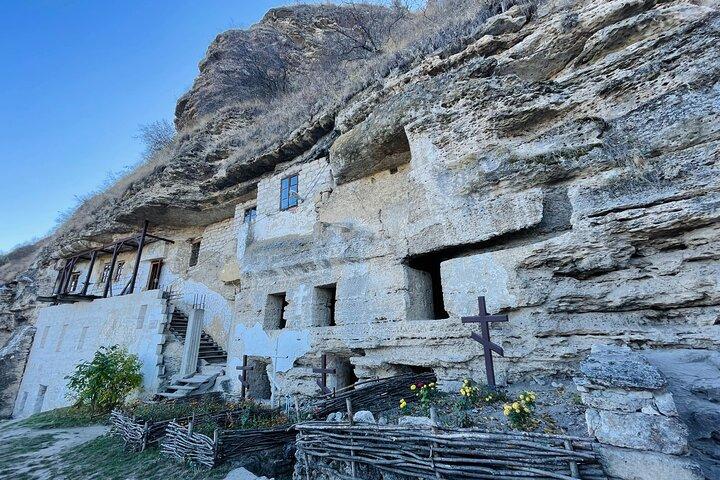 Full-Day Hiking Trip to Tipova Cave Monastery and Lalova Village