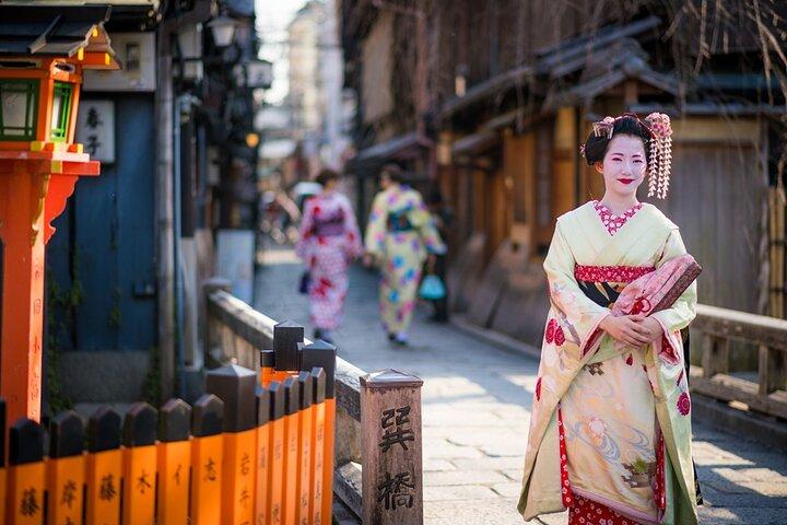 Kyoto Gion Tour Maiko or Geisha Dinner Included
