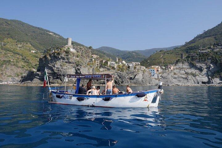 Morning Boat Tour to Cinque Terre with breakfast and brunch
