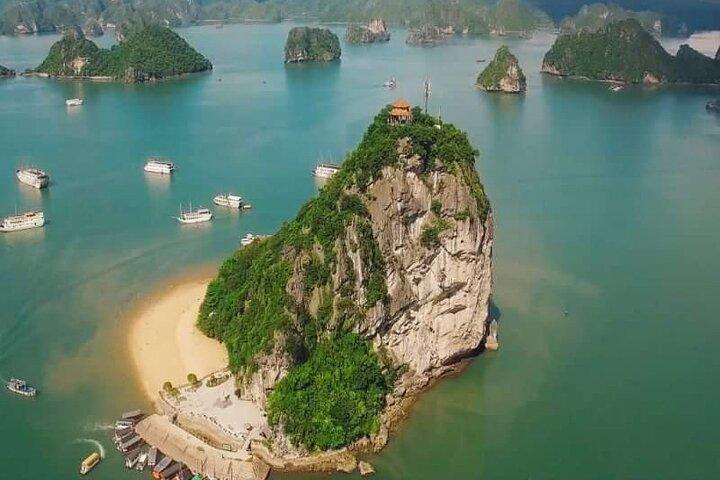 Ha Long Bay Cruise Day Tour with lunch, kayaking, surprise cave & titop island