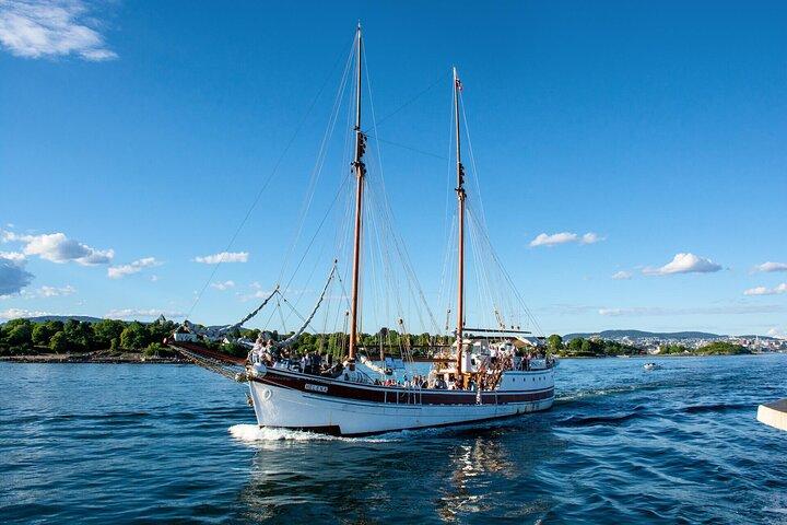 Oslo Walking Tour and Fjords Sightseeing Cruise
