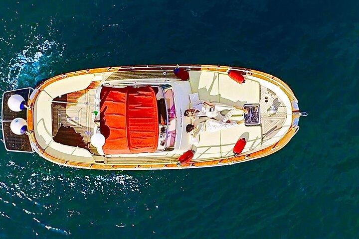 3-hour private boat tour of the island of Capri