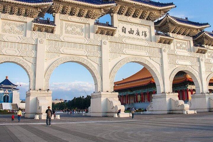 Taipei : Must-See Attractions Private Walking Tour