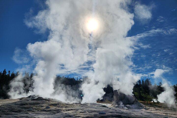 Yellowstone Geyser and Hot Spring Private Tour