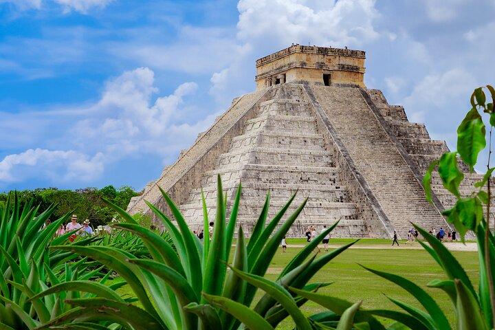 Chichen Itza Tour and Traditional Yucatecan Lunch from Cancun and Riviera Maya