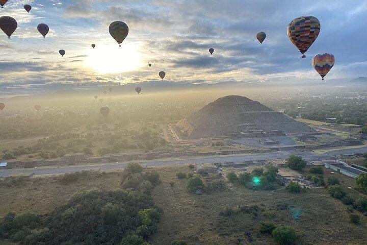 Balloon Flight in Teotihuacan with Breakfast in Natural Cave