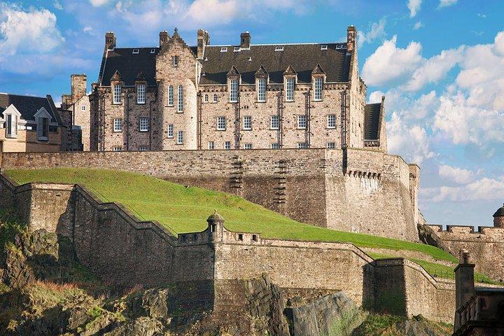 Skip-the-Line Edinburgh Castle Walking Tour